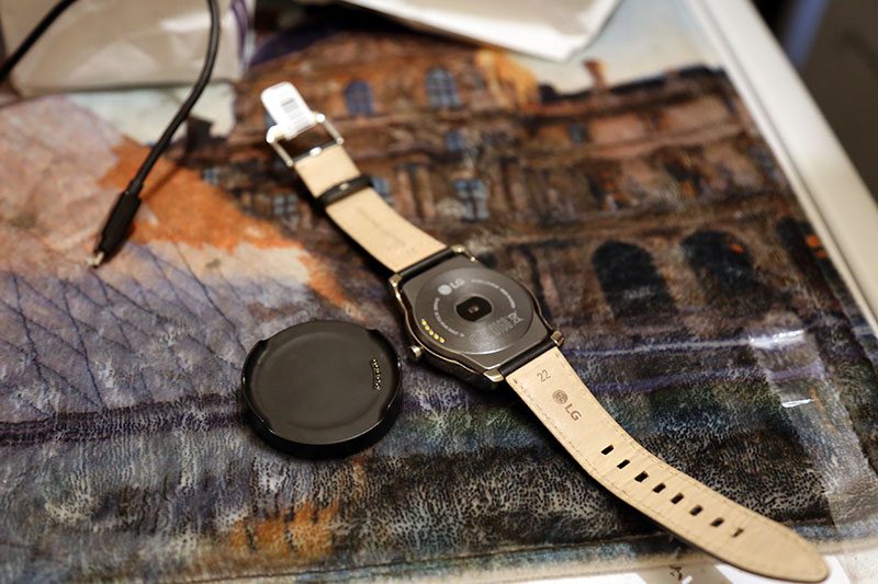 lg_watch_urbane_charger.jpg