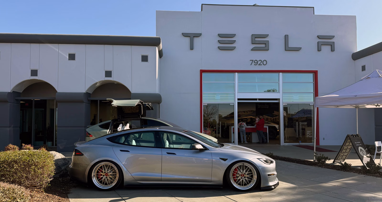Model S and Model X in front of Tesla